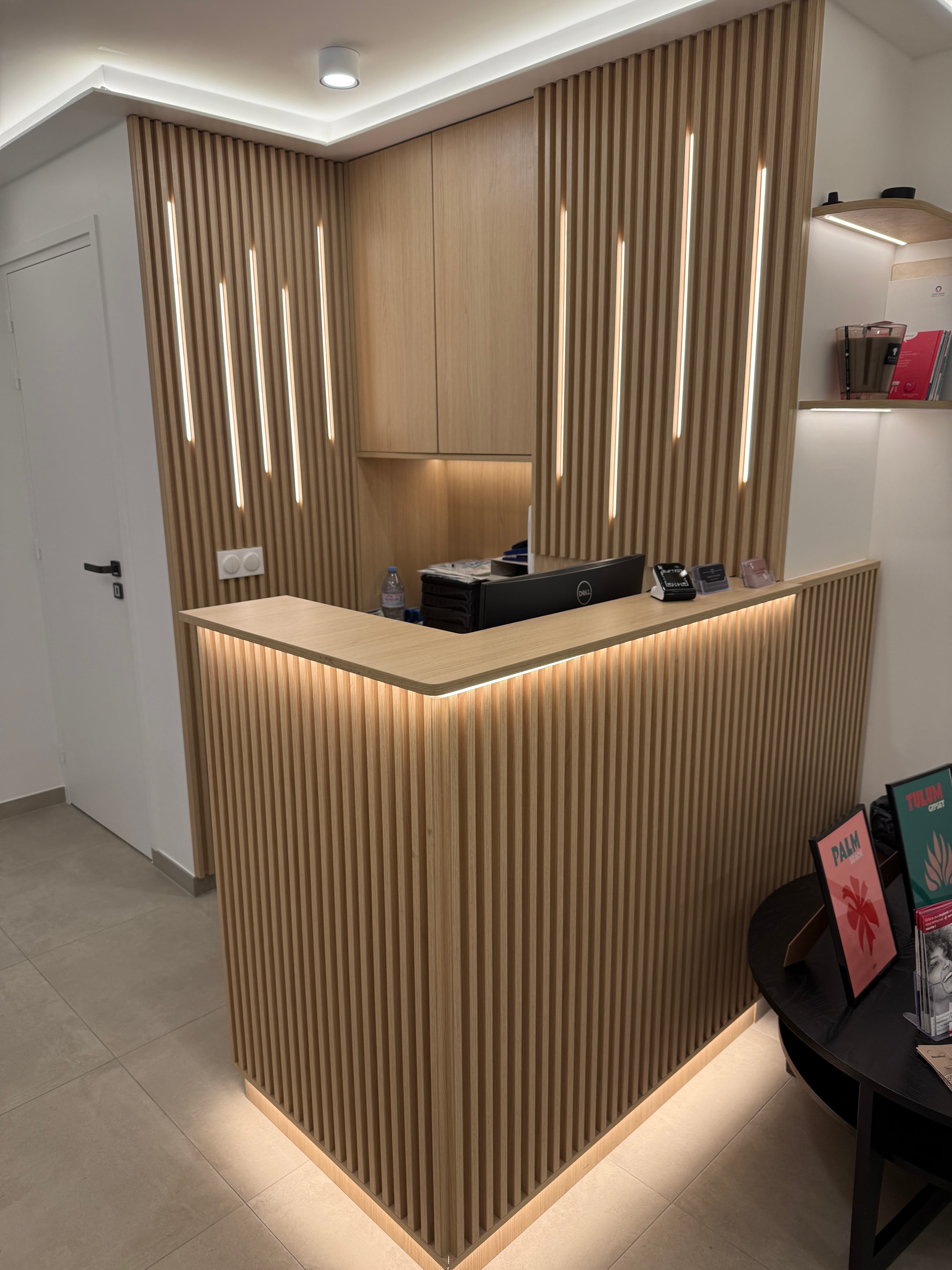 Banque d'accueil sur mesure en bois cannelé rétroéclairé