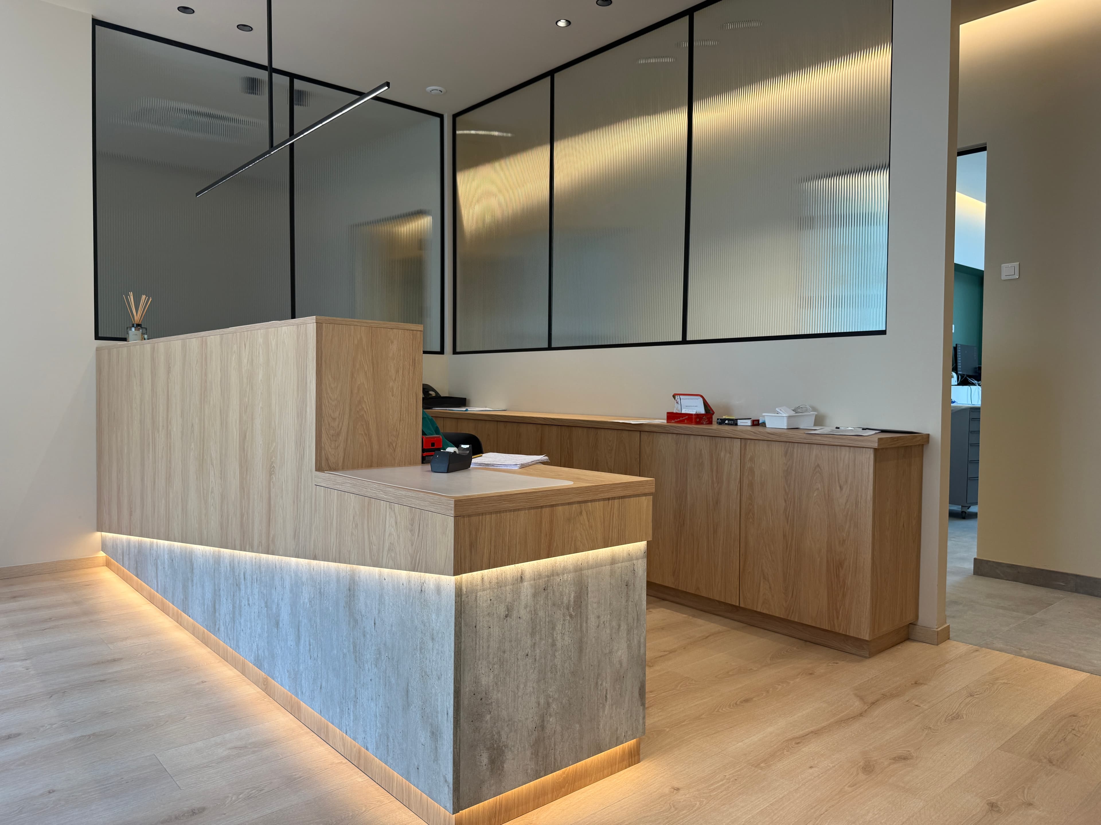 Local professionnel rénové par Pro Batiment avec verrière type atelier en Île-de-France