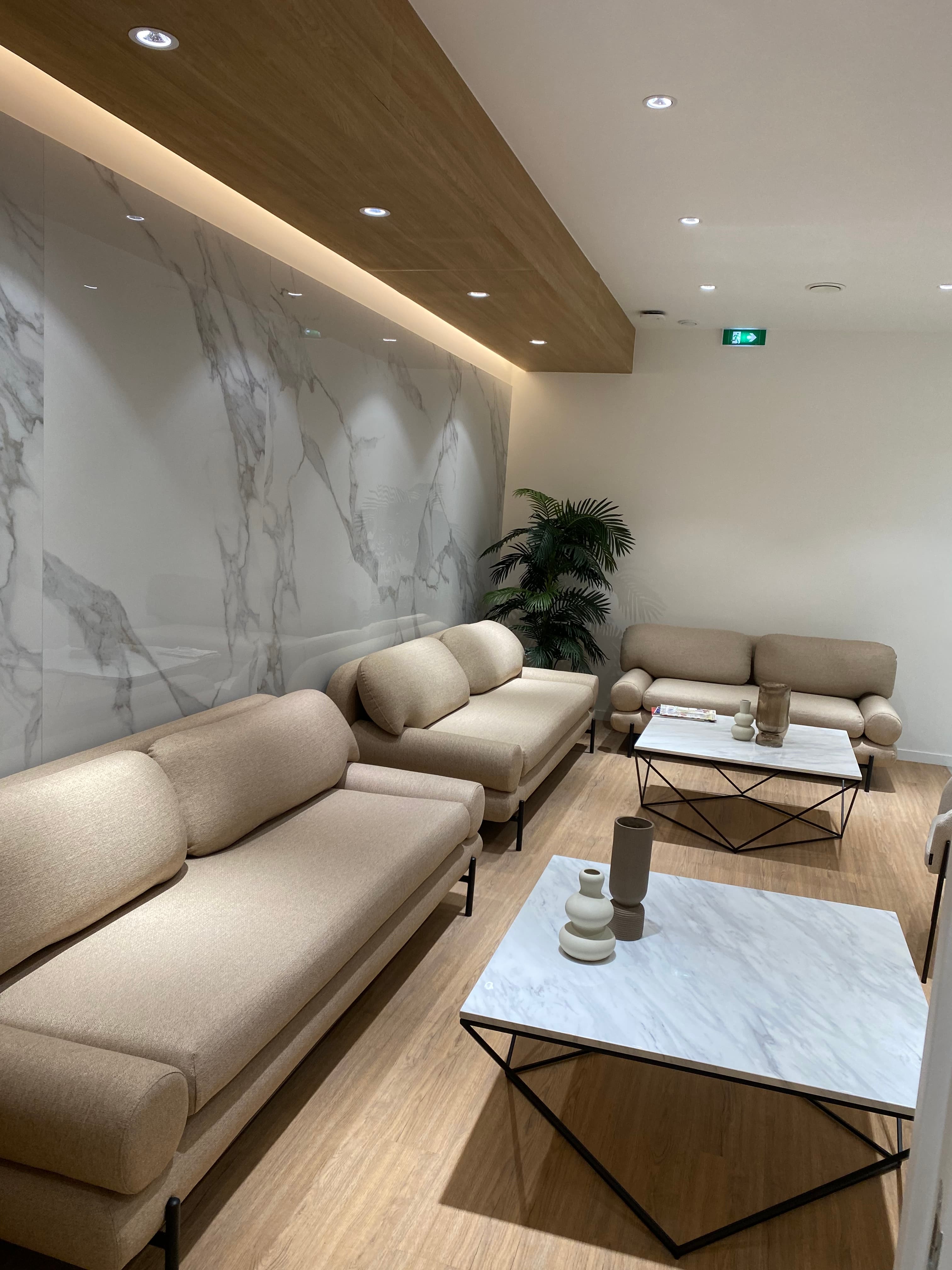 Salle d’attente haut de gamme d’un cabinet médical rénové en Île-de-France