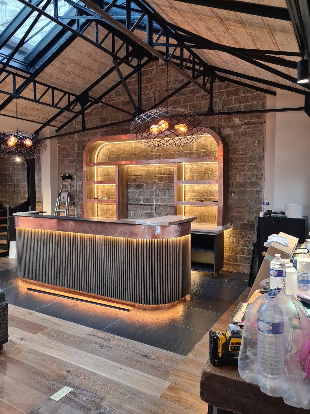 Vue latérale du bar sous verrière, avec du matériel de chantier encore présent