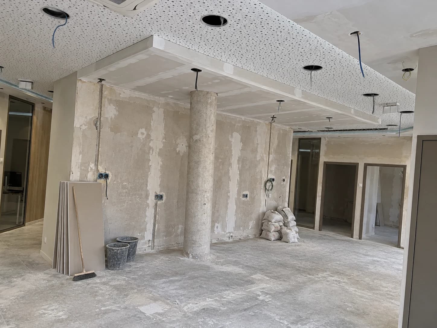 Simulation IA d’un début de chantier : réception vide, colonne brute et murs avant habillage